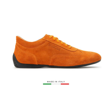 Chaussure basse Sparco Imola en cuir suédé orange, made in Italy, vue de profil droit